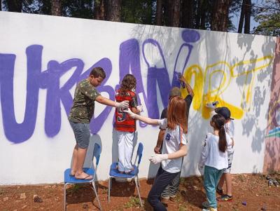 Alunos da Escola Municipal José Bonifácio se preparam para a Noite de Autógrafos com projetos de arte e cultura